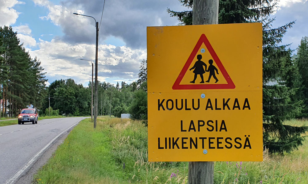 Koulut alkavat – lasten ei kuuluisi joutua pelkäämään koulumatkallaan  liikenteessä - Caravan-lehti